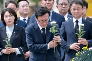 thumbnail - 김민석 대표, 노 전 대통령 묘역 참배