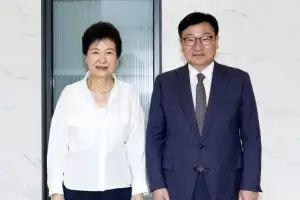 thumbnail - 박근혜 전 대통령 사저 찾은 정점식