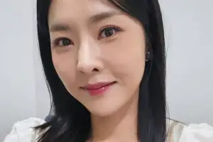 thumbnail - ‘노처녀의 대명사’ 유명 개그우먼 깜짝 결혼 발표…예비신랑은 누구?