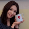 ♥하트컵 들고 ‘활짝’…수영, 결별 후 ‘깜