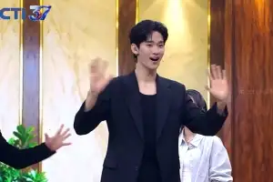김수현, 1년 5개월 만에 공식 석상…생방송 무대 올랐다