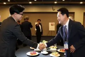 thumbnail - ‘악수하는’ 장동혁·한동훈