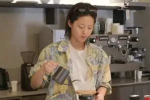 thumbnail - “운 좋으면 열려 있다” 카페 차린 여배우, 결국 잠정 휴업…이유는?