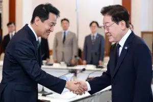 thumbnail - ‘악수 나누는’ 이 대통령·오 시장