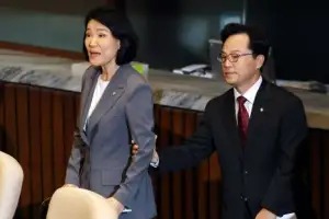 thumbnail - 이진숙 의원, 퇴장하며 민주당 의원들과 설전