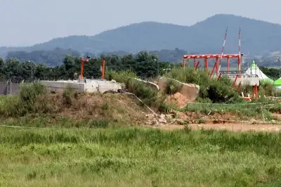 thumbnail - “무안공항 둔덕, 관련 규정대로 설치”…허위 보도자료 쓴 공무원들 檢 송치