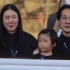 “삼촌 똑 닮은 얼굴” 지드래곤 조카, 빅뱅 콘서트 포착 사진에 ‘깜짝’