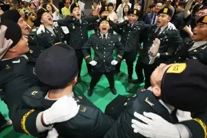thumbnail - 군가 부르는 신임 특전부사관들