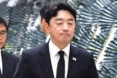 thumbnail - 李, 비서실장 보내 조희대 부친상 조문...재제청 갈등 ‘임시 휴전’
