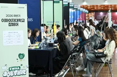 thumbnail - 일자리 살펴보는 청년 구직자들
