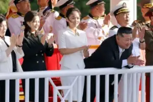 thumbnail - 북, 5천t급 구축함 강건호 취역