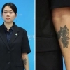 thumbnail - “국회서 이런 문신은 처음”…親용혜인 97년생 정치인, 꽃무늬 타투 노출 [포착]