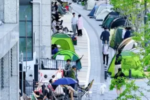 thumbnail - 신축 아파트 전세 대기 ‘텐트 행렬’