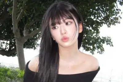 thumbnail - ‘청순 매력’ 안유진, 핫팬츠에 어깨 노출