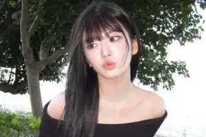 thumbnail - ‘청순 매력’ 안유진, 핫팬츠에 어깨 노출