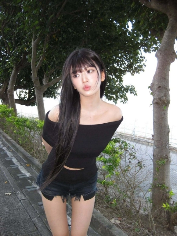 ‘청순 매력’ 안유진, 핫팬츠에 어깨 노출