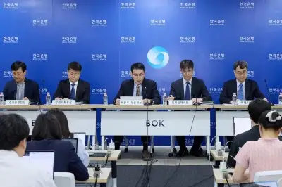 thumbnail - 한은, 추가 금리 인상 열어뒀다…“가계빚·물가 부담 여전”