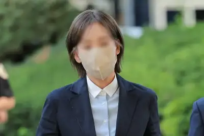 thumbnail - “룸살롱 마담 아냐” 브로커 양씨, 첫 공개석상… ‘김승원 왜 오빠라 불렀나’ 질문에 묵묵