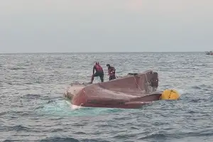 thumbnail - 통영 어선 전복… 6명 구조·1명 사망
