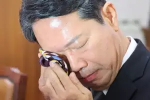 thumbnail - 눈물 훔치는 김승원 법무부 장관 후보자