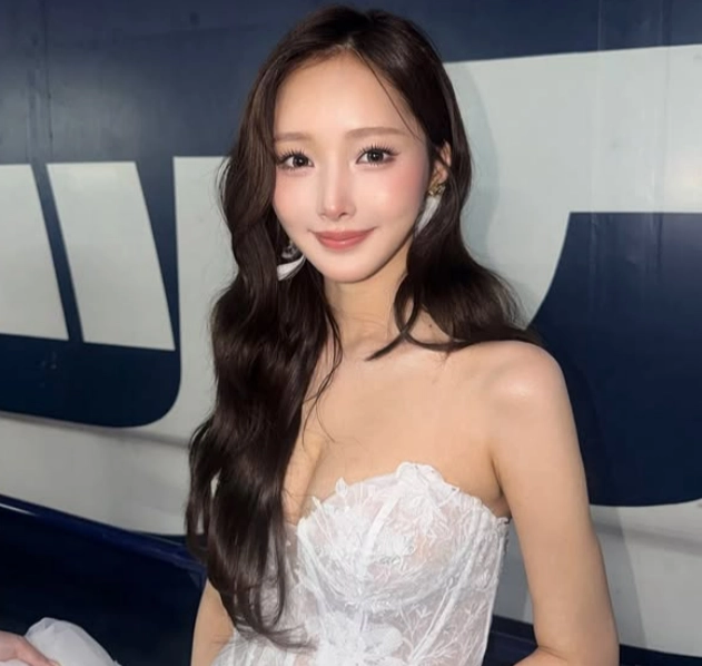 아이들 보는데…“유흥업소 출신 인플루언서가 시구” 발칵