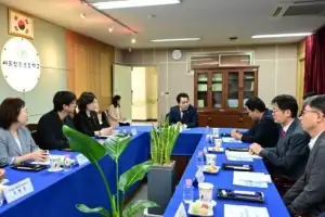 thumbnail - 임만균 서울시의회 의장, 청운초 수영장 현장점검… “노후 시설 순차 개선”