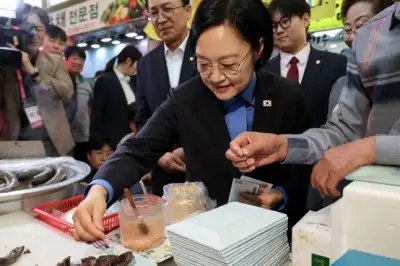 thumbnail - 순대 시식하는 한성숙 국무총리