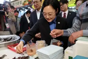 thumbnail - 순대 시식하는 한성숙 국무총리