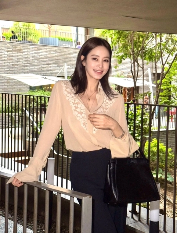 ‘방부제 미모’ 김혜수, 일상 속 독보적 우아함