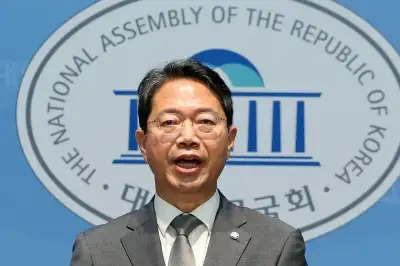 thumbnail - 靑 “김승원 결정 존중…국정 부담 줄이고자 결정한 것으로 이해”