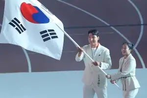 thumbnail - 신유빈·김동용 앞세워 입장, 부자가 성화 점화…48억 아시아인의 축제 화려하게 막 올랐다