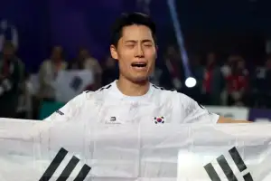 thumbnail - ‘테크볼 금’ 이준석, 태극기 들고 눈물