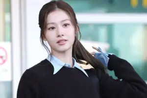 thumbnail - 트와이스 사나, 공항서 뽐낸 눈부신 미모