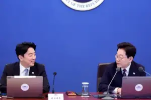 thumbnail - ‘비서실장 보는’ 이 대통령, 참모진 노고 격려