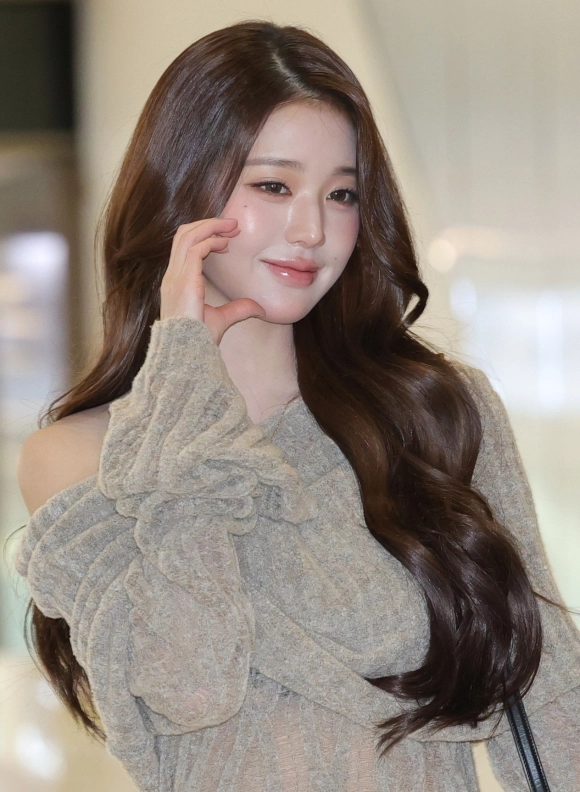 장원영, 사랑스러운 볼 하트