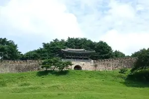 thumbnail - 한양 길목 지켰던 그림 같은 성곽, 넓은 초록 마당… 마음도 초록초록
