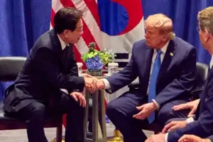 thumbnail - 악수하는 이재명 대통령과 트럼프 대통령