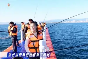 thumbnail - 바다낚시 즐기는 북한 주민들
