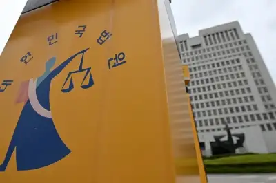 thumbnail - 상대 싫다는데 순찰 중 ‘스케치북 고백’… ‘근무태만’ 경찰에 대법 “징계 정당”