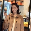 윤아 배 위에 손 얹은 남성…임신설 불 지핀