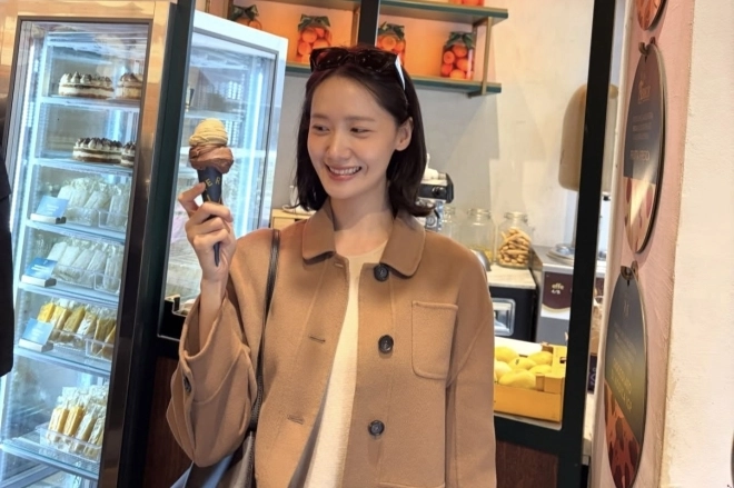 윤아 배 위에 손 얹은 남성…임신설 불 지핀 사진 ‘발칵’