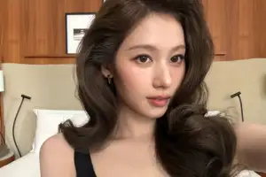 thumbnail - 사나, 블랙 드레스로 완성한 우아한 자태