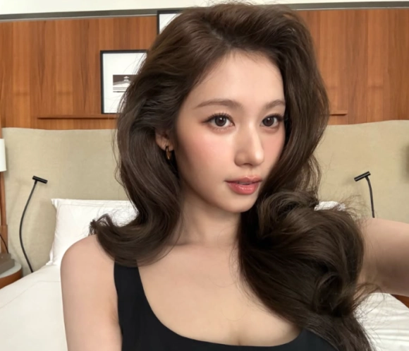 사나, 블랙 드레스로 완성한 우아한 자태