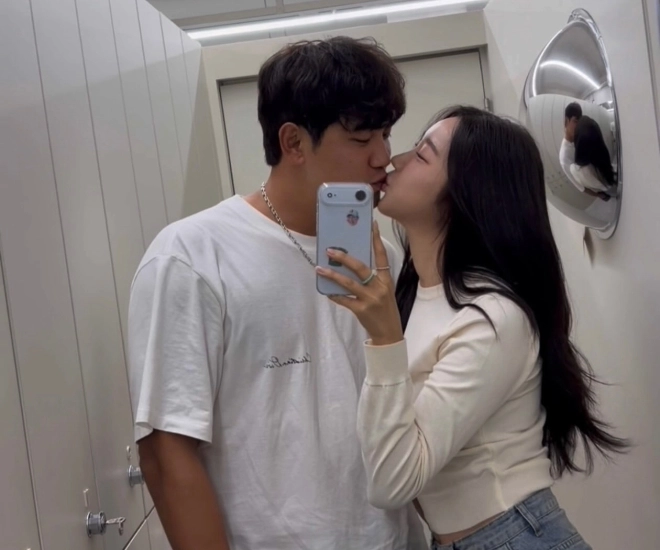 열애설 없었는데…정유성 아나, 야구선수 서진용과 ‘결혼+득녀’ 동시 발표
