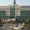 thumbnail - “찔러 봐” 남편 말에 격분한 40대女, 경찰관 얼굴도 손톱으로 할퀴더니… 체포돼 조사 중