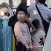 thumbnail - “설마 여기서?”…롯데월드 대기줄서 바지 내린 아이, 결국 ‘그 행동’ 충격