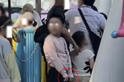 thumbnail - [포착]“설마 여기서?”… 롯데월드 대기줄서 바지 내린 아이, 결국 ‘그 행동’ 충격