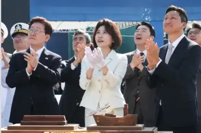 thumbnail - ‘대호김종서함 진수식’ 참석한 이 대통령