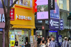 thumbnail - 올영·다이소까지 넘본다… K뷰티의 성지 된 ‘K약국’