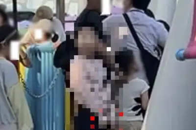 thumbnail - “설마 여기서?”… 롯데월드 대기줄서 바지 내린 아이, 결국 ‘그 행동’ 충격